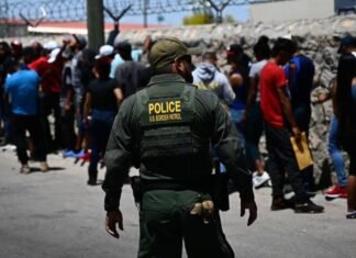 Supremo de EEUU prohíbe ley de Texas que permitía expulsar migrantes