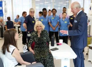 Rey Carlos III visita un centro de cáncer en su primer compromiso público desde febrero