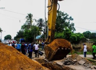 Sustituyen 300 metros de tubería de aguas servidas en la Calle Nueva de Duaca