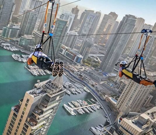 Atracción extrema en la tirolina urbana más larga permite sobrevolar la Marina Dubái