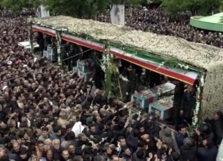Miles de iraníes participan en las procesiones fúnebres del presidente Raisi en Tabriz