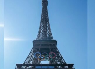 La Torre Eiffel exhibe los 5 aros olímpicos