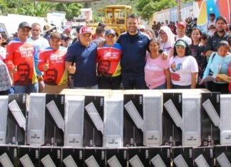 Entregan 300 luminarias led y transformadores a los habitantes de Buena Vista en Iribarren