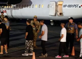 El primer vuelo de repatriación de migrantes financiado por EEUU sale de Panamá