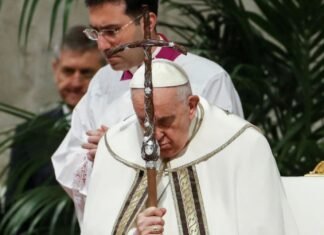 El papa anula su agenda hasta el lunes tras ser hospitalizado por una bronquitis
