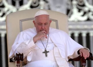 El papa sufre una crisis respiratoria y permanece en estado crítico