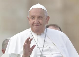 El papa ya no requiere respiración artificial y está estable