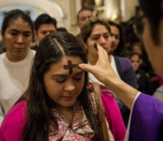 Católicos acuden con fe a las iglesias este Miércoles de Ceniza