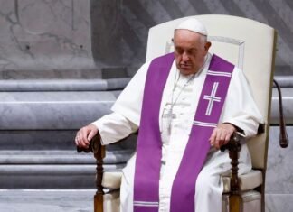 El papa continúa la fisoterapia respiratoria y se le retiró la ventilación mecánica
