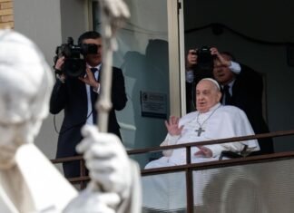 El papa Francisco deja el hospital y regresa a El Vaticano