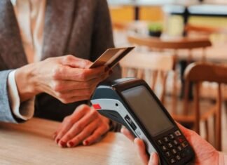 Sector bancario recomienda «erradicar» la práctica de dar la clave de la tarjeta en voz alta