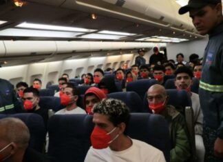 Llegó al país avión con 178 migrantes deportados