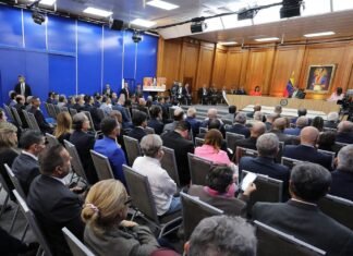 Maduro plantea a empresarios nacionales participar del sector de refinación petrolera