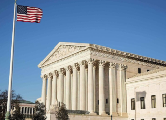 El Supremo de EE.UU. bloquea temporalmente expulsiones de venezolanos a El Salvador