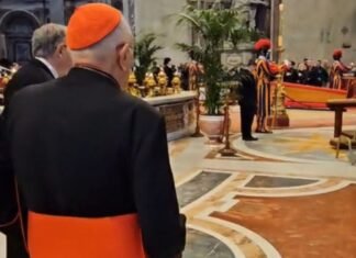 Cardenal Porras rinde homenaje ante el féretro del papa Francisco