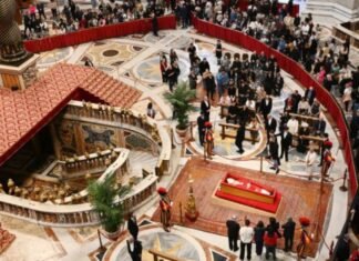 Unas 150.000 personas despiden al papa Francisco en la basílica de San Pedro antes del funeral