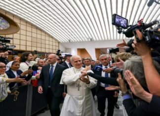 León XIV pide a los periodistas: «Desarmemos las palabras y ayudaremos a desarmar la Tierra»