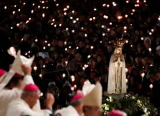 Miles de peregrinos asistieron a la procesión de las velas en honor a la Virgen de Fátima