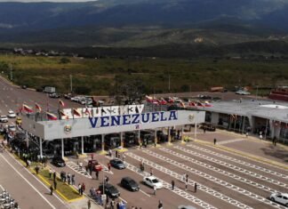 Bernal afirmó los pasos terrestres por la frontera con Colombia continúan abiertos