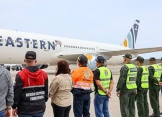 Regresan al país 184 migrantes en vuelo procedente de EEUU