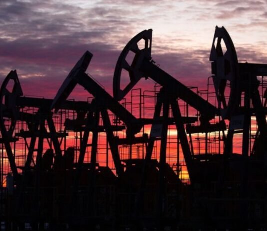 OPEP+ decide aumentar producción en noviembre en 137.000 barriles